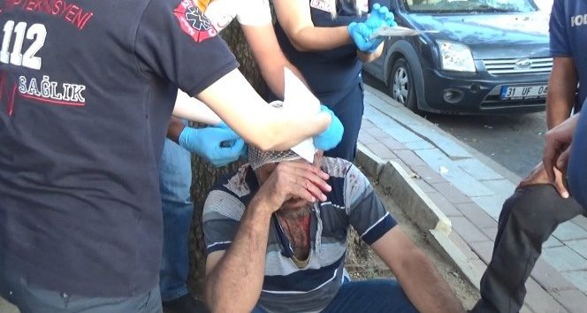 Amca çocukları şehrin göbeğinde sandalye ve sopalarla birbirine saldırdı