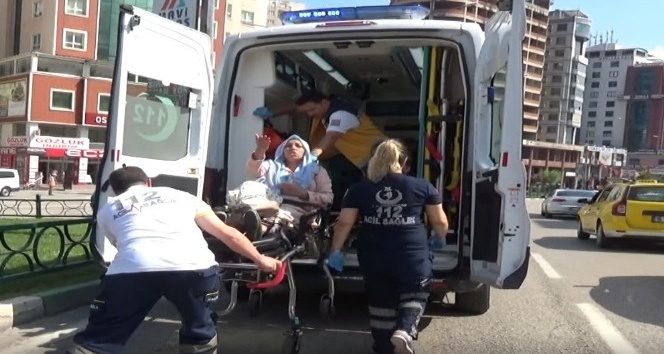 Karşıdan karşıya geçmek isterken otomobil çarptı