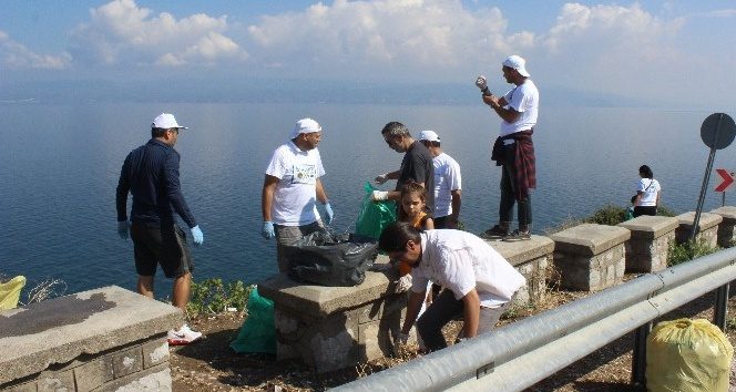 Çöplüğe dönen Mudanya'yı gönüllüler temizledi