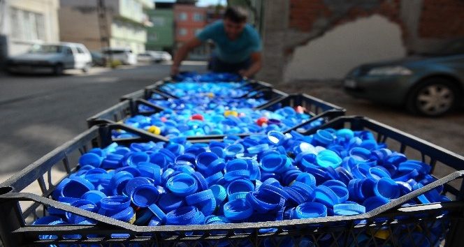 (Özel Haber) Hayatını yardımlara adayan hayırsever 800 bin kapak topladı