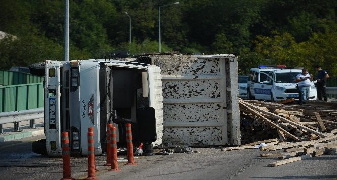 Girilmesi yasak olan yolda kamyonet devrildi