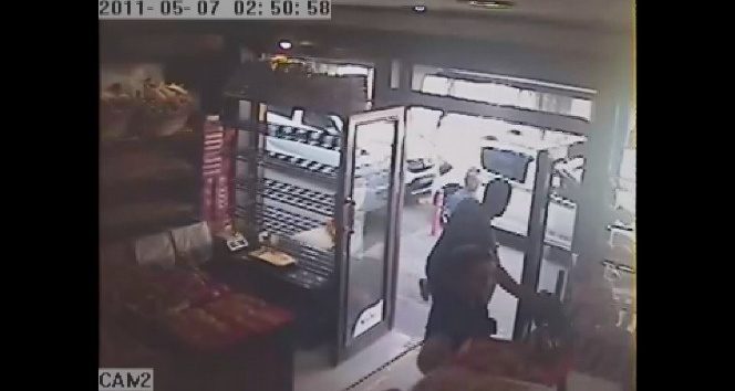 (Özel Haber) İçinde 11 bin lira olan çantayı 35 saniyede çaldı...O anlar kameraya yansıdı