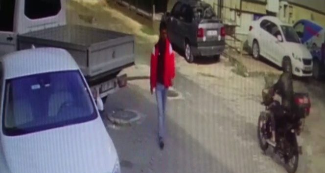 Kendisine çarpıp kaçan aracı bulamadı, ona benzeyen arabaları ateşe verdi