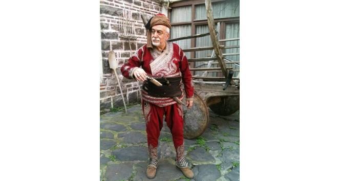 Hayatını Osmanlı kıyafetlerini toplamaya adayan Esat Uluumay vefat etti
