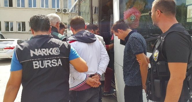 Okuldaki öğrencilere satacakları haplarla yakalandılar