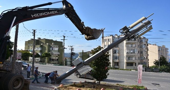 İzinsiz baz istasyonunu başkan kendi elleriyle söktü