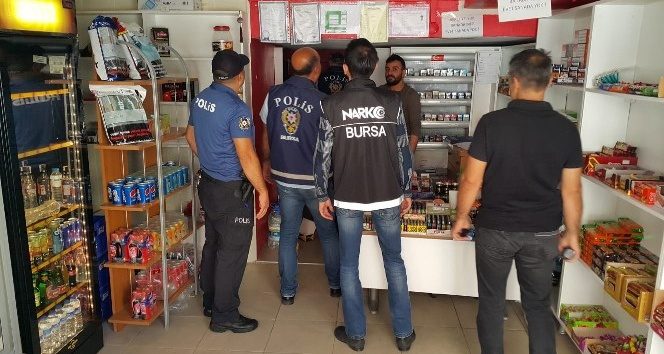 Bursa polisi okul çevrelerindeki kıraathane ve kafeleri kıskaca aldı