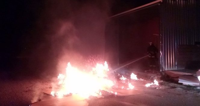 Mobilya imalathanesinin yanmasını polis önledi