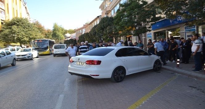 Polisi metrelerce sürükledi