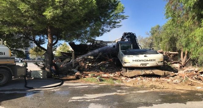 Gemlik'te metruk binalar yıkılıyor