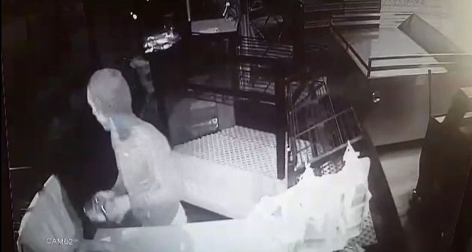 Sadaka kutusunu böyle çaldı