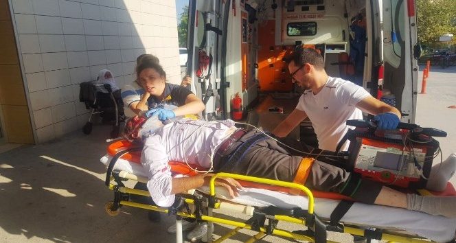 Yaşlı adam kendisine çarpan ambulansla hastaneye kaldırıldı