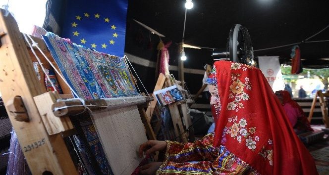 Bursa ipeğinin Avrupa yolculuğu Kozahan'da teşhir ediliyor