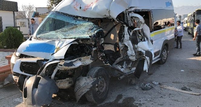 Kırmızı ışıkta duramayan servis minibüsü 2 araca çarptı:7 yaralı