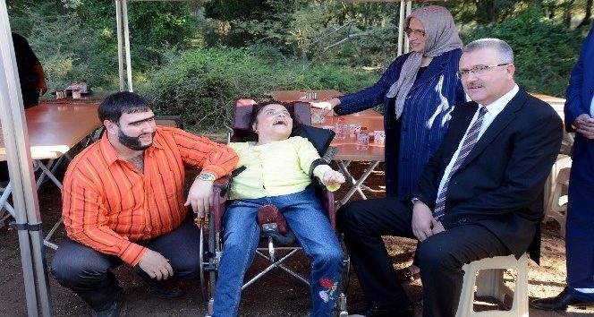 Şahan Gökbakar filim setinde engelli hayranlarıyla buluştu