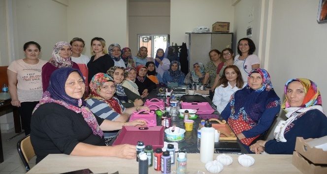Hem meslek öğreniyor, hem para kazanıyorlar
