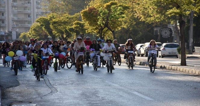 Bursa'da ‘süslü kadınlar' pedal çevirdi.