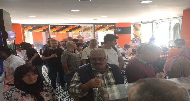 Açılışta bedava börek dağıttılar