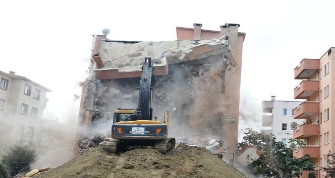 Bursa'da hasarlı apartman yıkılıyor