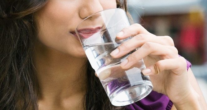 Böbrek taşı oluşumuna karşı sıvı tüketiminin önemi