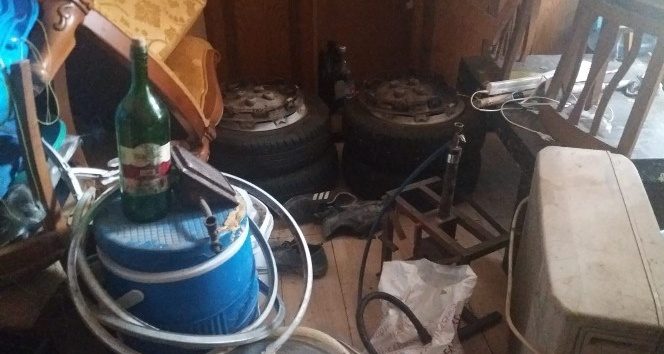 İçki fabrikasına dönüştürülen eve baskın