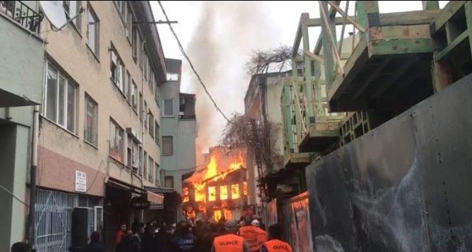 Bursa'da ahşap ev alevlere teslim oldu...(1)