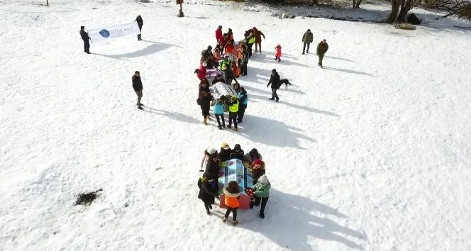 Uludağ, kolej öğrencilerinin yaptığı köpek kulübeleriyle doldu