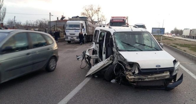 Kamyona çarpan ticari araçta can pazarı: 1 yaralı