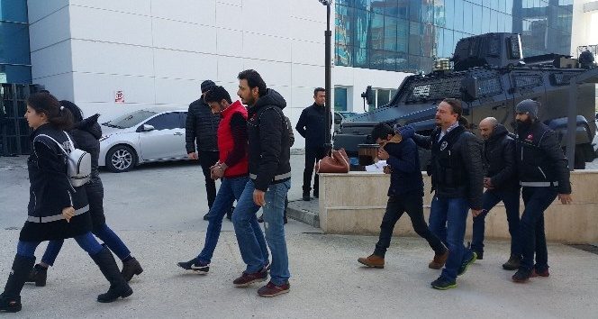 Arabanın tavanına saklanan uyuşturucuyu narkotik köpeği buldu