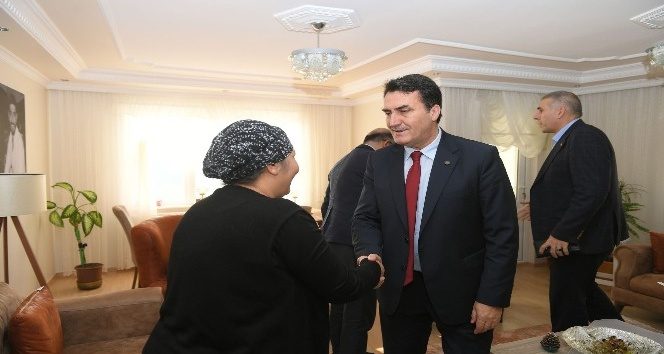 Dündar şehit ailelerini ziyaret etti