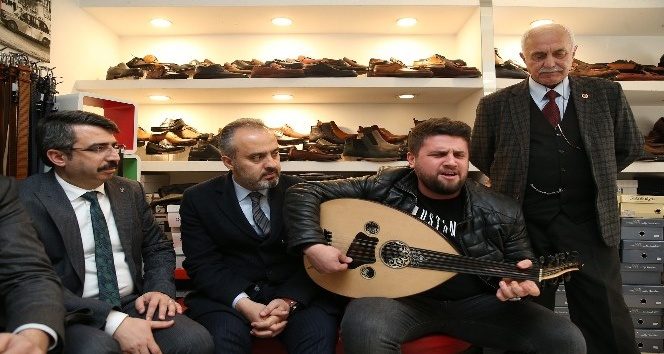 Esnaf ziyaretinde Aktaş'a mini konser