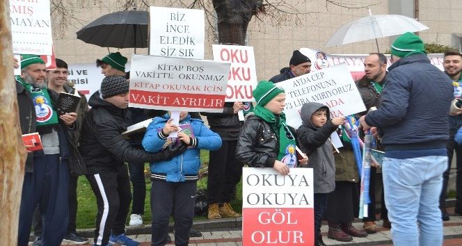 Yağmur altında kitap okuma aşkı