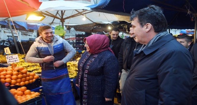 Dündar, Bakan Zümrüt Selçuk ile birlikte pazar alışverişi yaptı