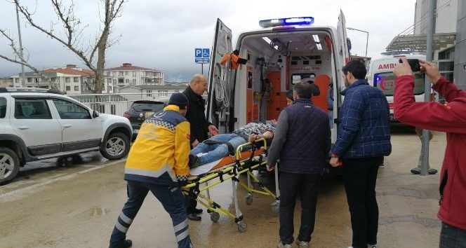 Yağışlı hava beraberinde kazayı da getirdi: 5 yaralı