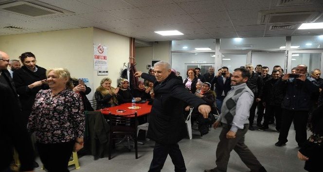 Mustafa Bozbey'i zeybek oynayarak karşıladılar