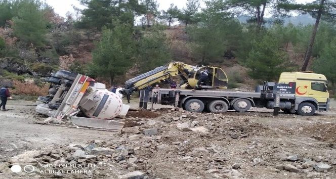 Bursa'da tanker devrildi, kimyasal madde paniği yaşandı