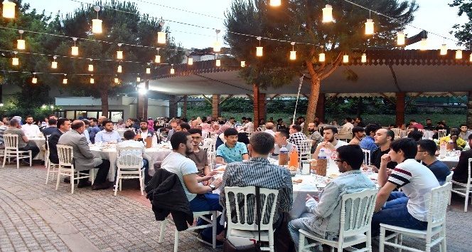 Dündar yabancı öğrencilerle iftarda buluştu