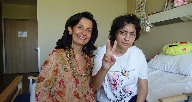 (Özel) Yaşayamaz dedikleri kız gördüğü tedavi sonucu ayağa kalktı