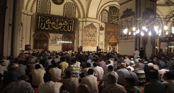 Bursalılar bayram namazında camileri doldurdu