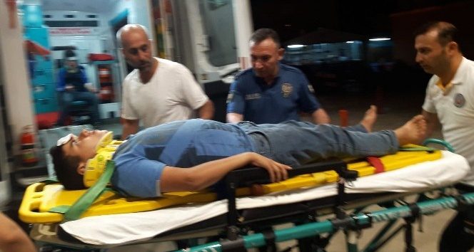 Otomobil ile çarpışan şarjlı bisikletli gençler yaralandı
