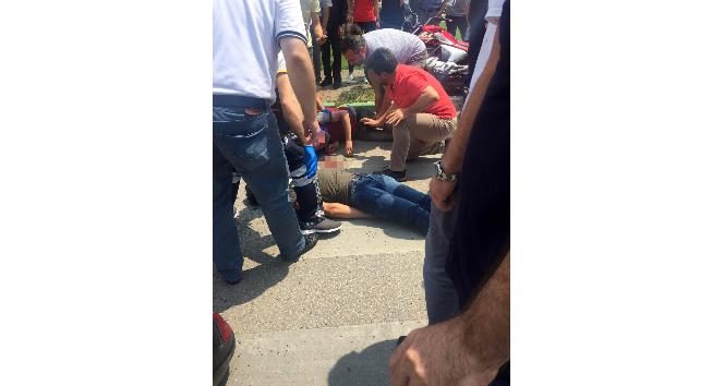 Motosikletliler ambulansa çarptı: 1'i ağır 2 yaralı