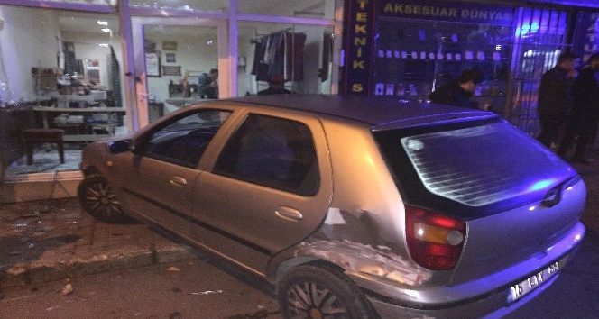 Arkasında seyreden otomobil çarptı, dükkana girdi