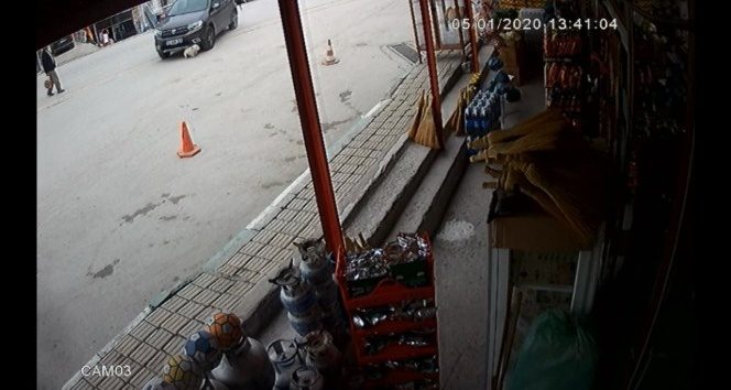 Bursa'da çok acı kaza...Meydandaki köpeği böyle ezdi