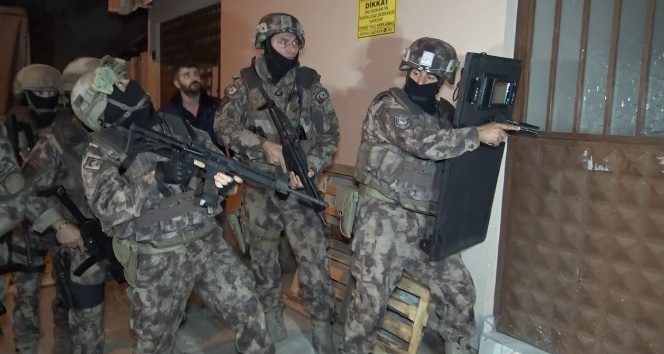 Bursa'da şafak baskını yapılan operasyonda çöp evde gizlenen uyuşturucu yakalandı