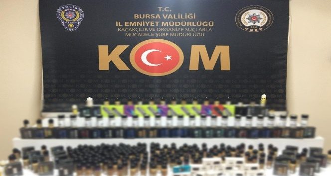 Bursa'da şüpheli araçtan yüzlerce kaçak ürün ele geçirildi