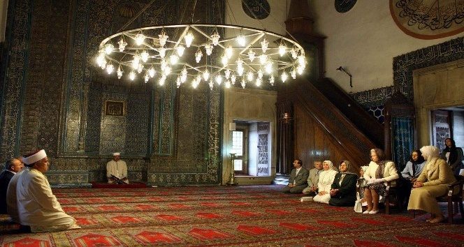 Ortaylı'nın, Kraliçe'nin Yeşil Cami ziyaretindeki Kur'an tilaveti eleştirisine Prof. Ay'dan cevap