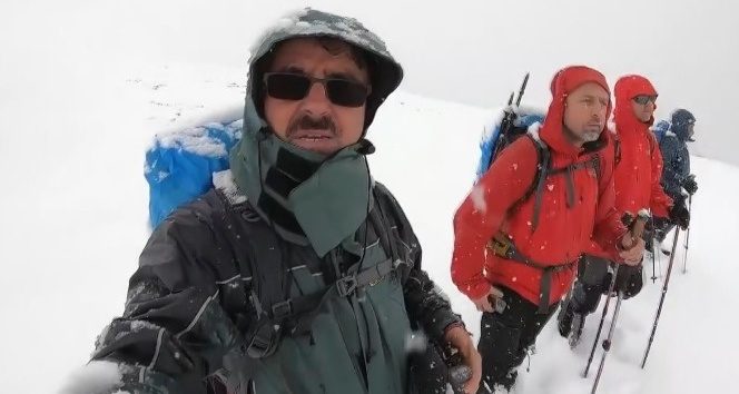 (Özel) Yoğun kar ve sisli havada 18 kilometre yürüdüler
