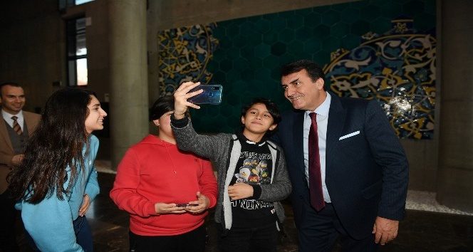 Öğrencilerin Başkan Dündar ile selfie yarışı