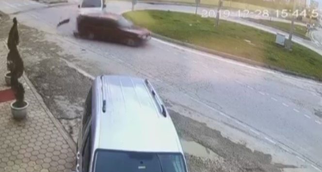 Çarpışan otomobil pisti gibi kavşak...