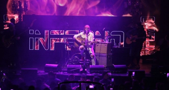 Bursa'da sokak hayvanları yararına düzenlenen konserde Çelik'e yoğun ilgi